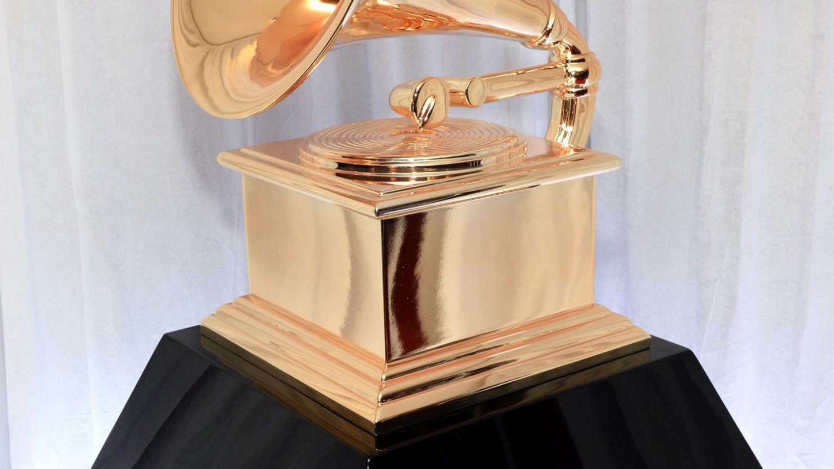 grammy-award-1-2000-09c116f2740a447baedc6e10b1be143c